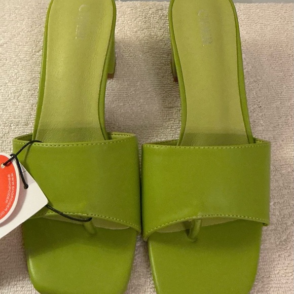 Chic Lime Green Women's Sandals - Picture 1 of 7
